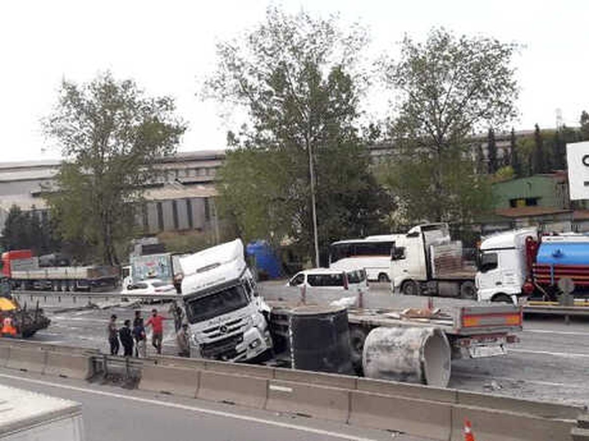 Kaza Yapan Tır\'dan Düşen Beton Borular, Yolu Kapattı