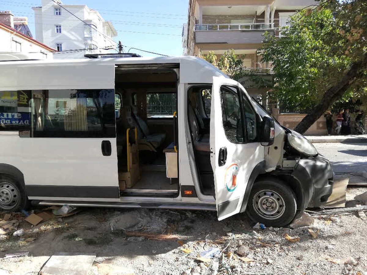 Okul Servisi ile Otomobil Çarpıştı: 4 Yaralı