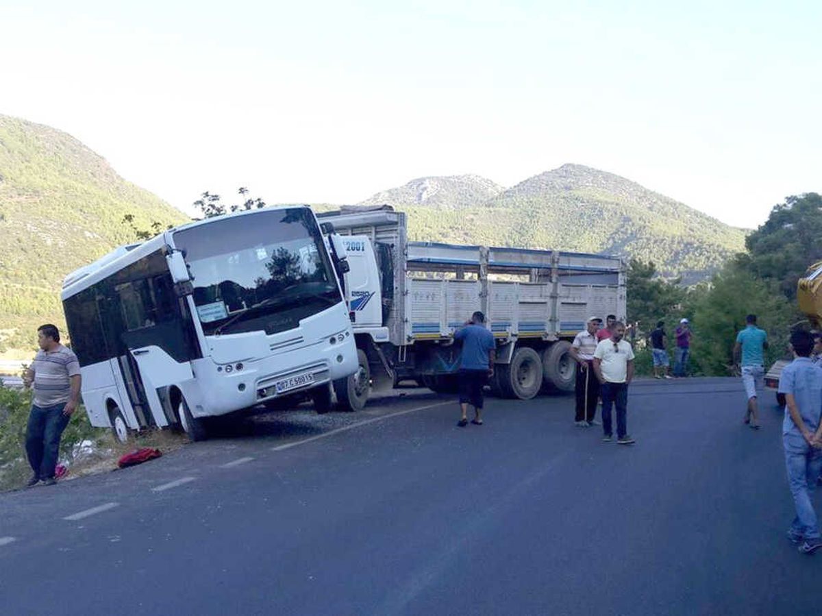 Okul Servisine Kamyon Çarptı: 3 Öğrenci Yaralandı