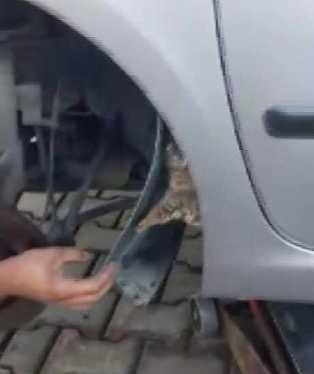 Otomobilinin Çamurluğuna Sıkışan Yavru Kedi Kurtarıldı
