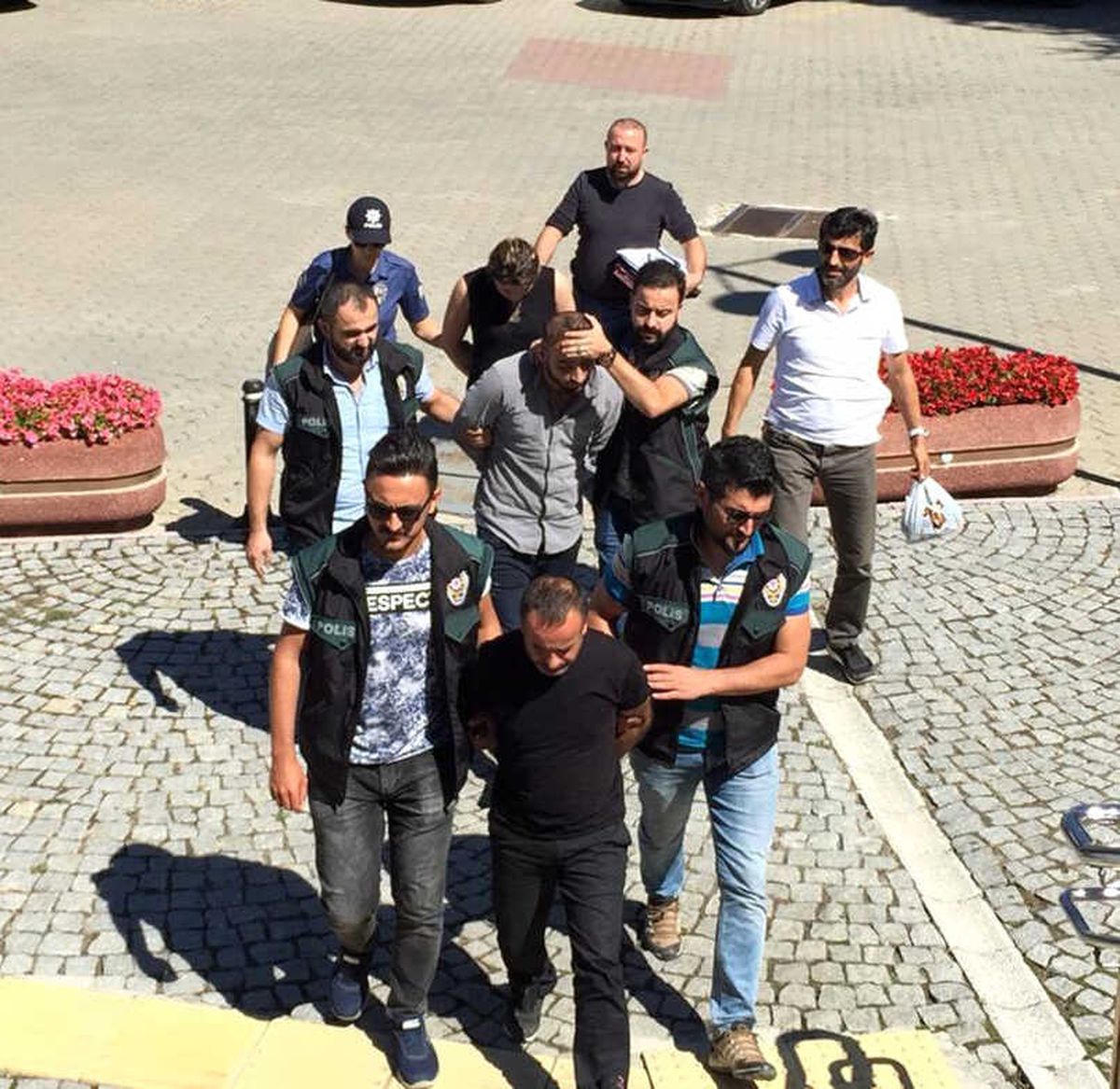 Otoparktaki Araçta Uyuşturucu ile Yakalanan 2 Kişi Tutuklandı