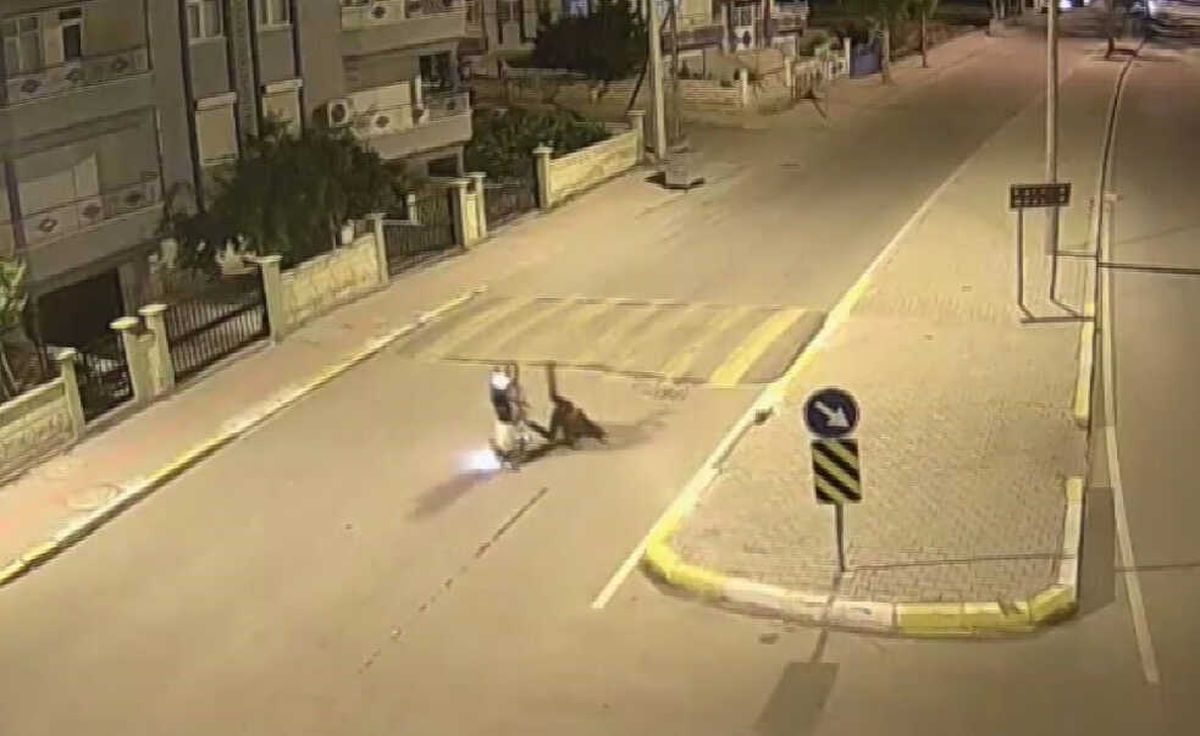 Refüje Çarpan Motosiklet, Sürücüsüyle Birlikte 20 Metre Savruldu