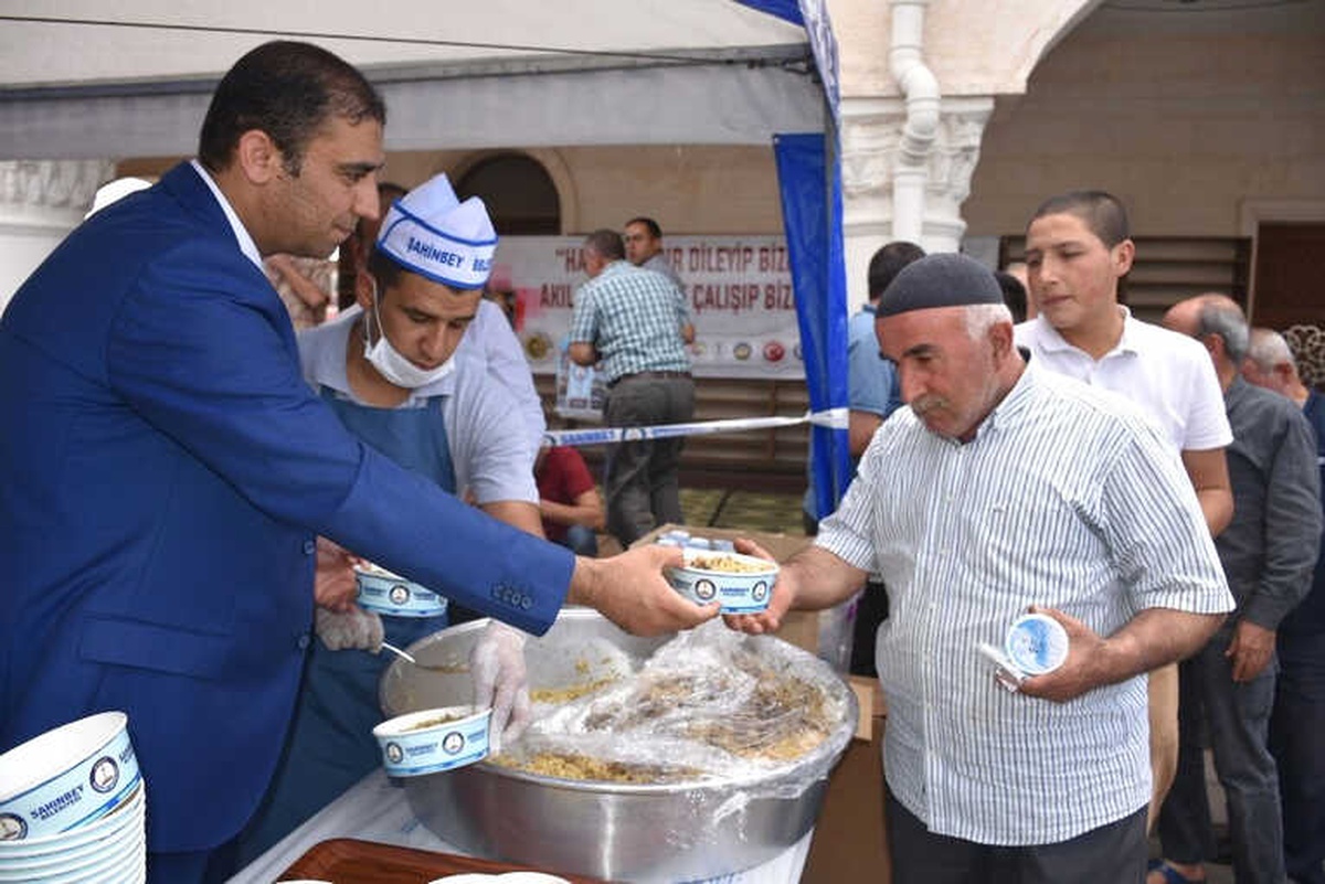 Şahinbey Belediyesi Esnafa Kuran-ı Kerim ve Pilav Dağıttı
