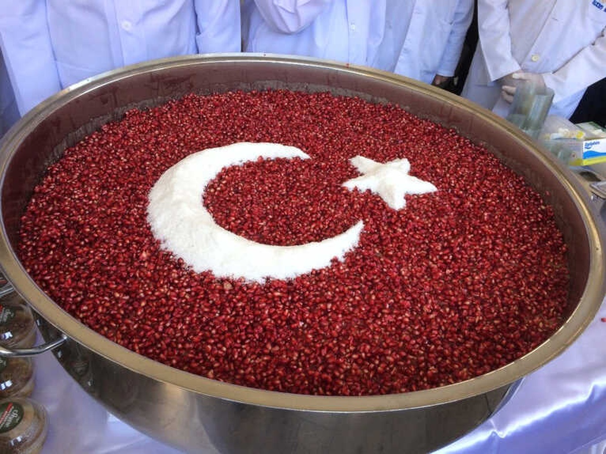 Sancaktepe\'de Cuma Namazı Sonrası Vatandaşlara 8 Bin Adet Aşure İkram Edildi