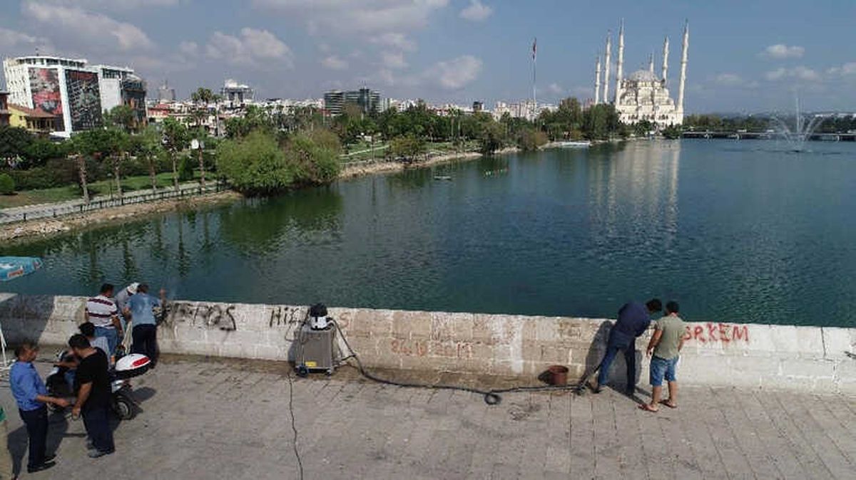 Tarihi Taşköprü\'deki Çirkinliğin İzleri Siliniyor