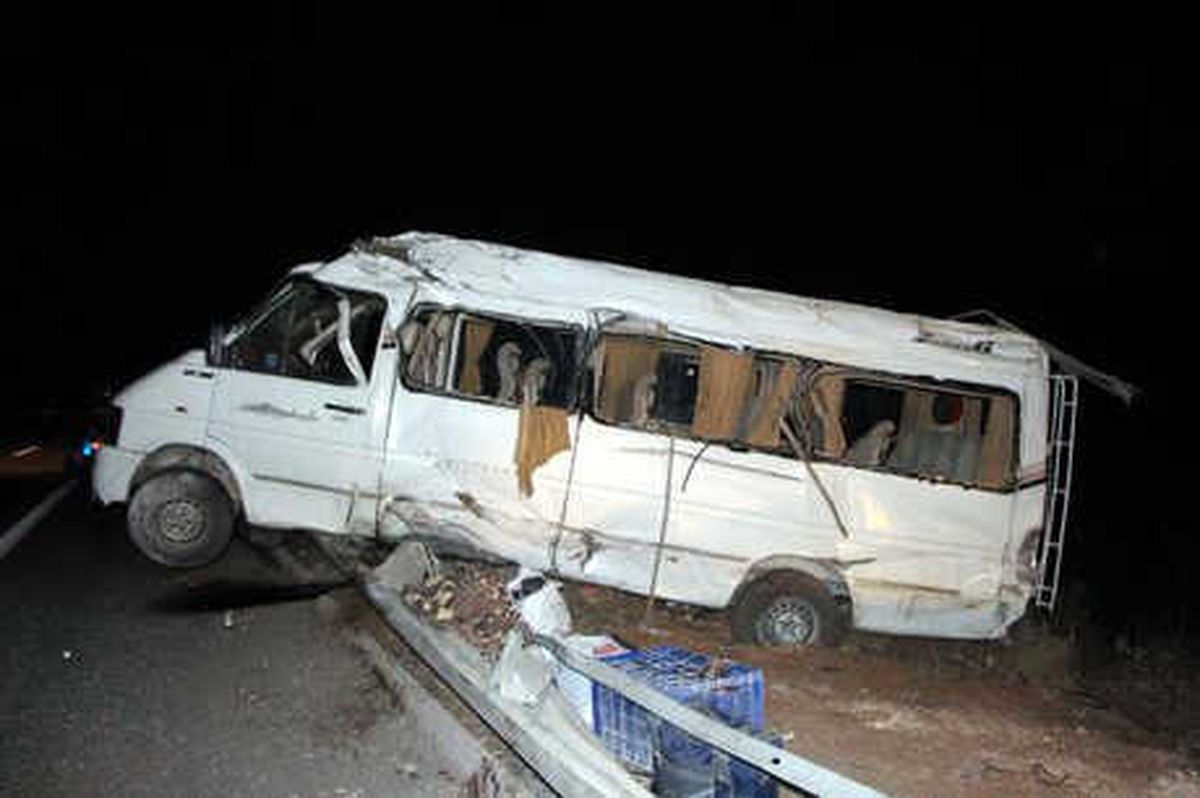 Tarım İşçilerini Taşıyan Minibüs Bariyerlere Çarptı: 17 Yaralı