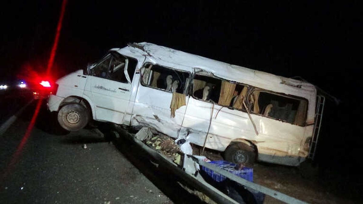 Tarım İşçilerini Taşıyan Minibüs Devrildi: 15 Yaralı