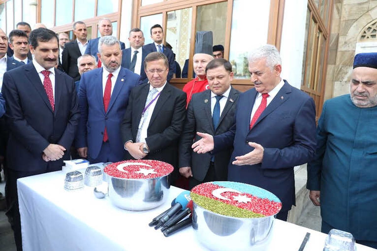 TBMM Başkanı Binali Yıldırım Azerbaycan\'da Aşure Dağıttı