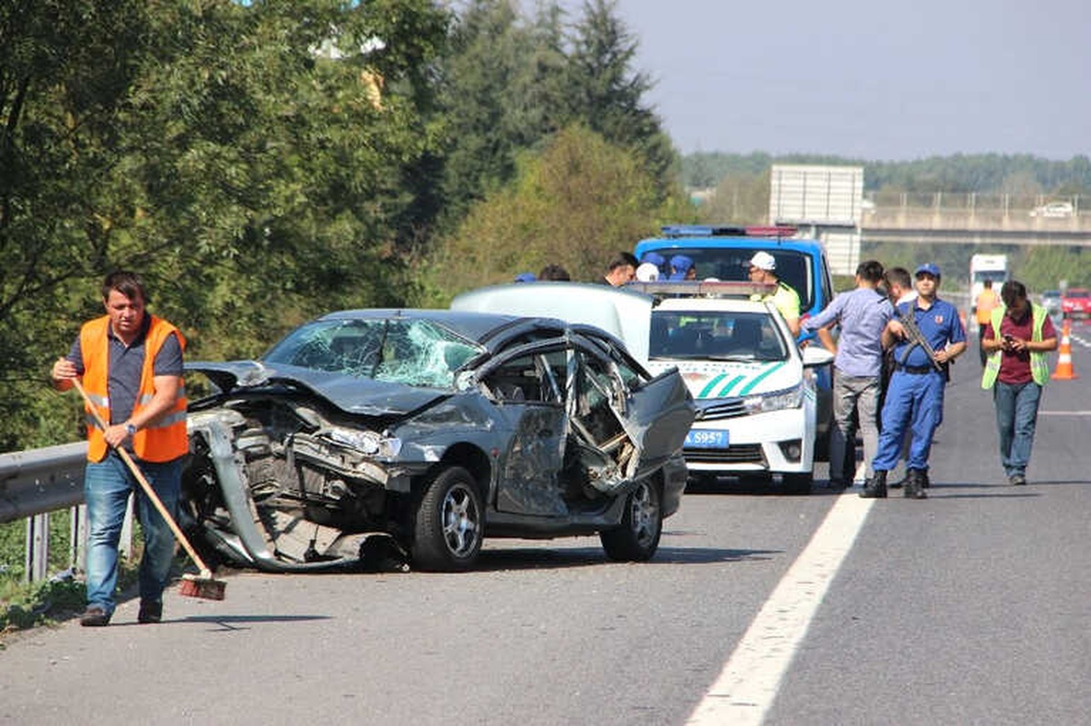 Tem Otoyolunda Feci Kaza 3 Yaralı
