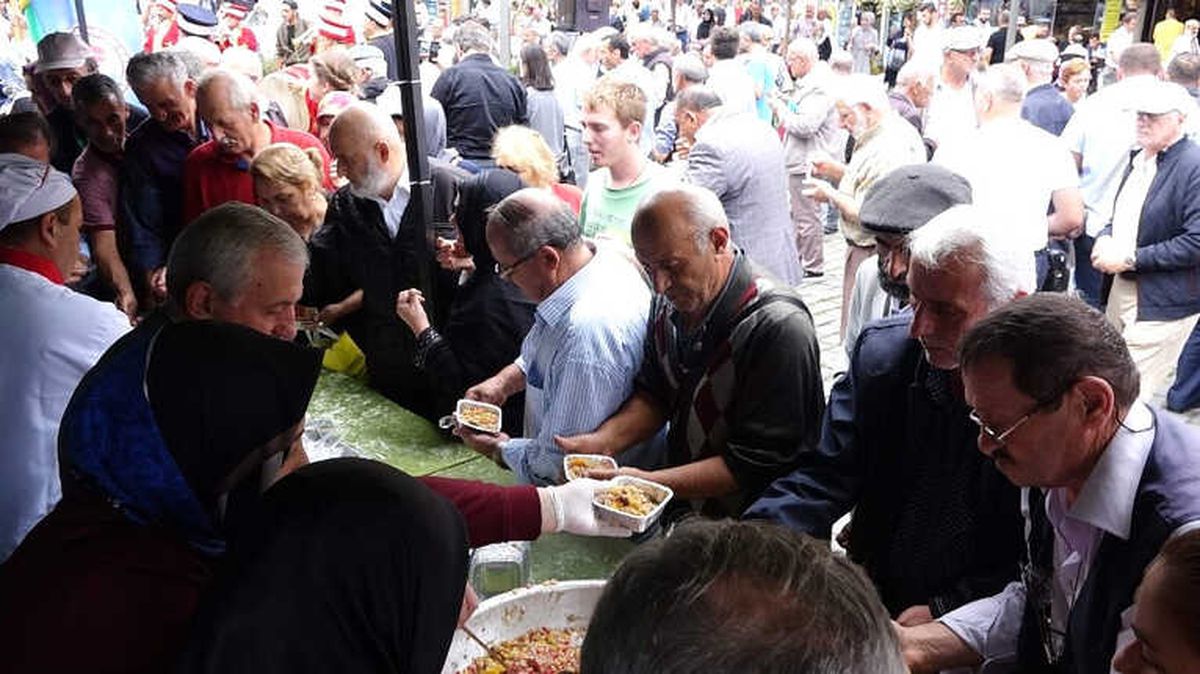 Trabzon\'da Aşure Dağıtımı