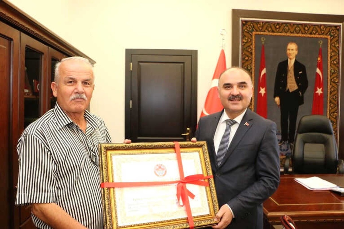 Vali Günaydın\'a Fahri Hemşehrilik Verildi