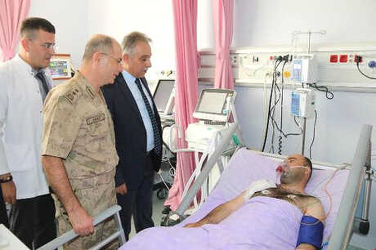 Vali Toprak, Yaralı Askeri Ziyaret Etti