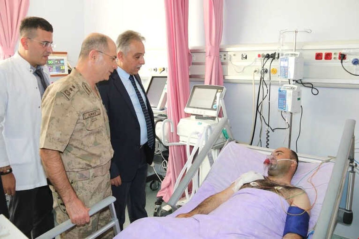 Vali Toprak, Yaralı Askeri Ziyaret Etti