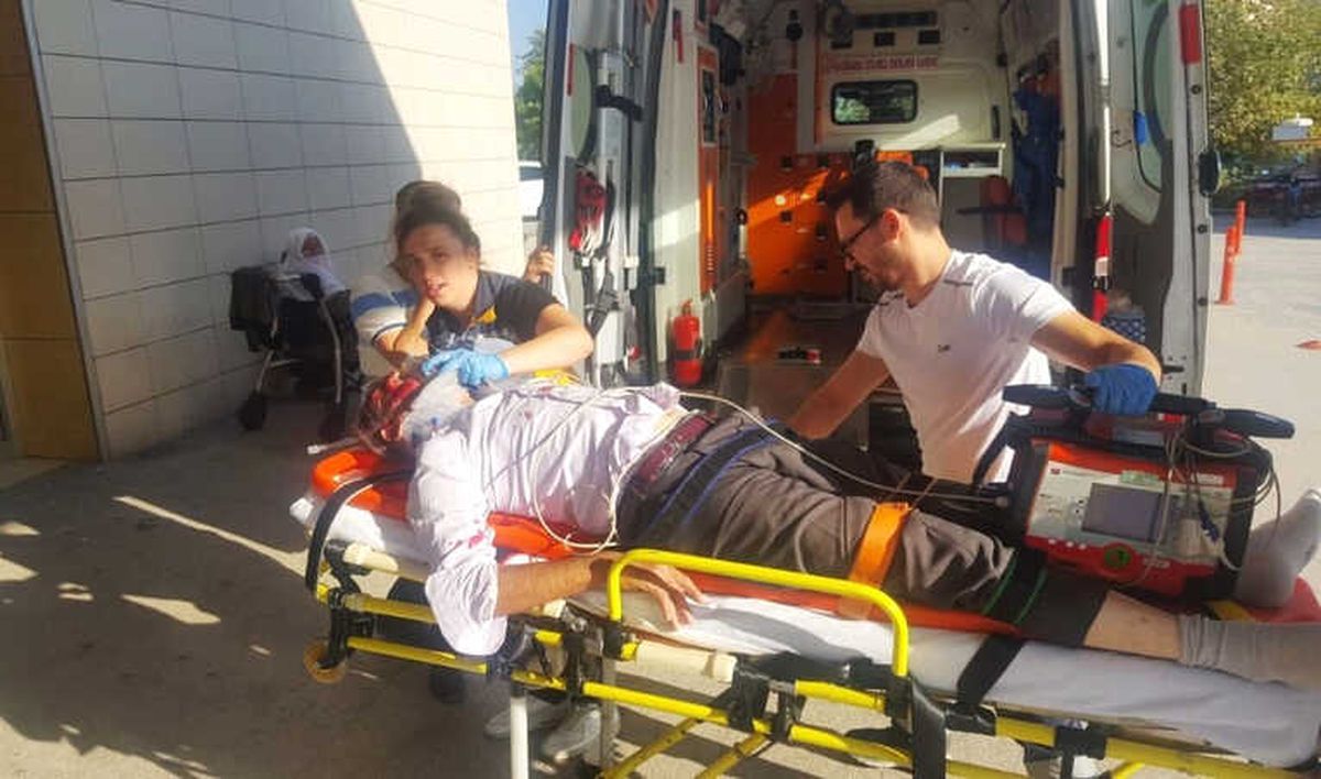 Yaşlı Adam Kendisine Çarpan Ambulansla Hastaneye Kaldırıldı