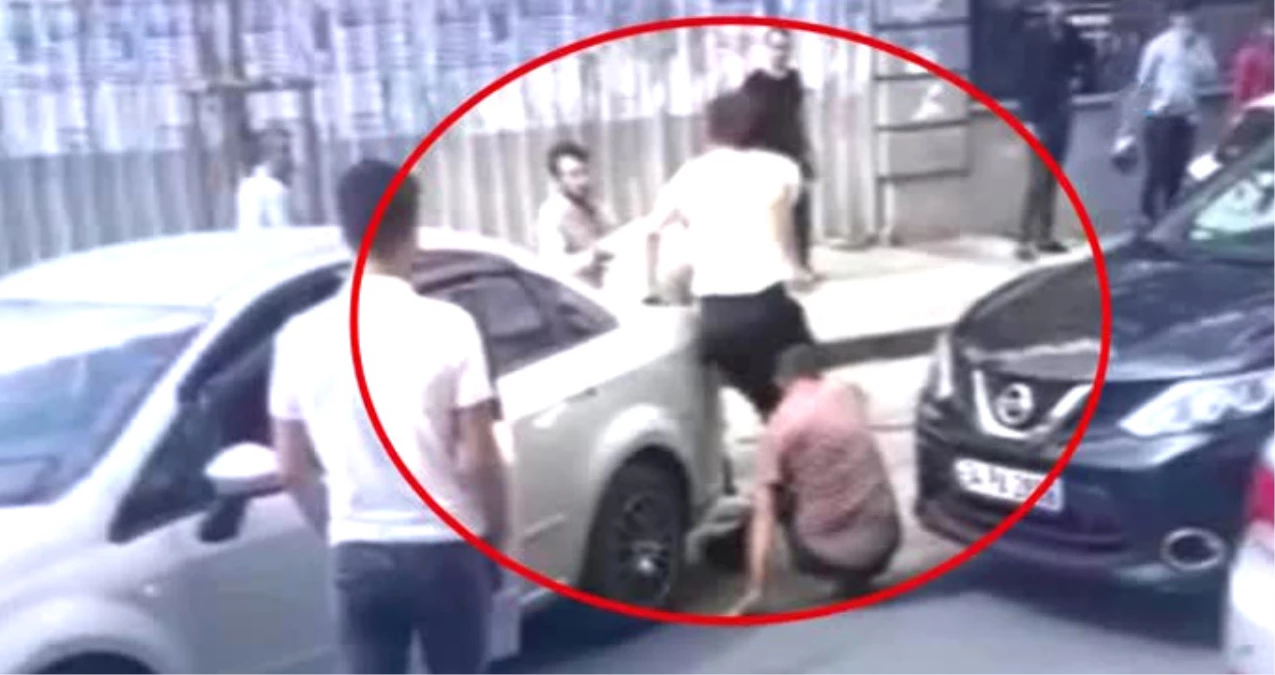 Kadın Sürücü, Yol Vermeyen Erkek Şoföre Zincirle Saldırdı