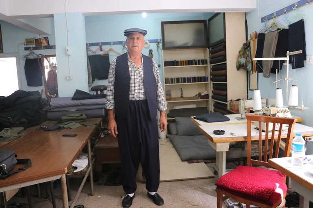 Yöresel Kıyafeti Hem Giyiyor Hem Yapıyor