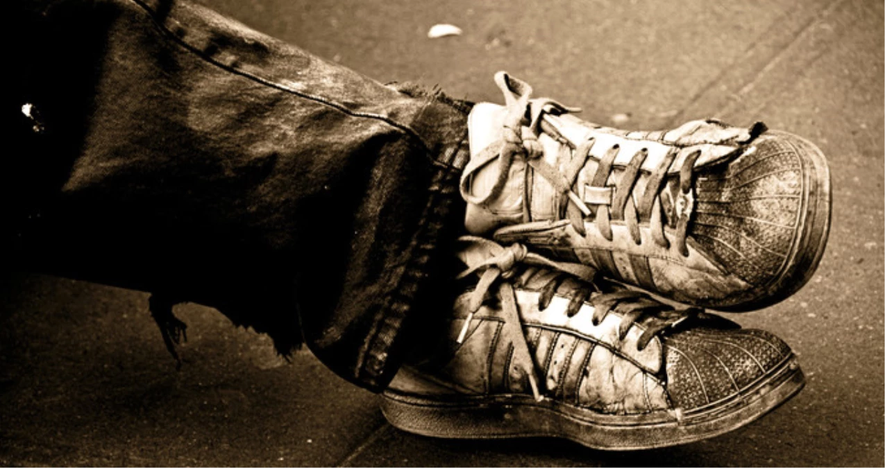 3330 Liraya Satılan Eskimiş Görünümlü Ayakkabı, Sosyal Medyada "Fakirlikle Alay Ediliyor" Tartışması Yarattı