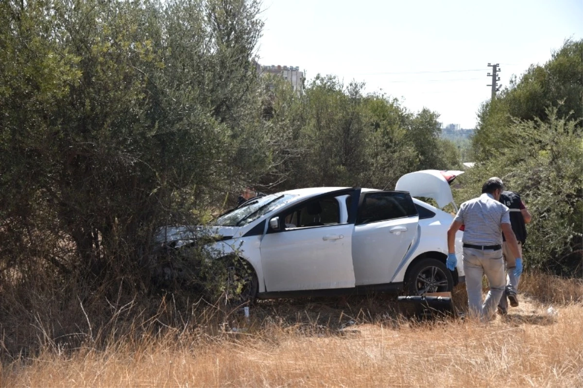 Ağaca Çarpan Otomobilde Bıçaklanmış Olarak Bulundu, Hastanede Öldü