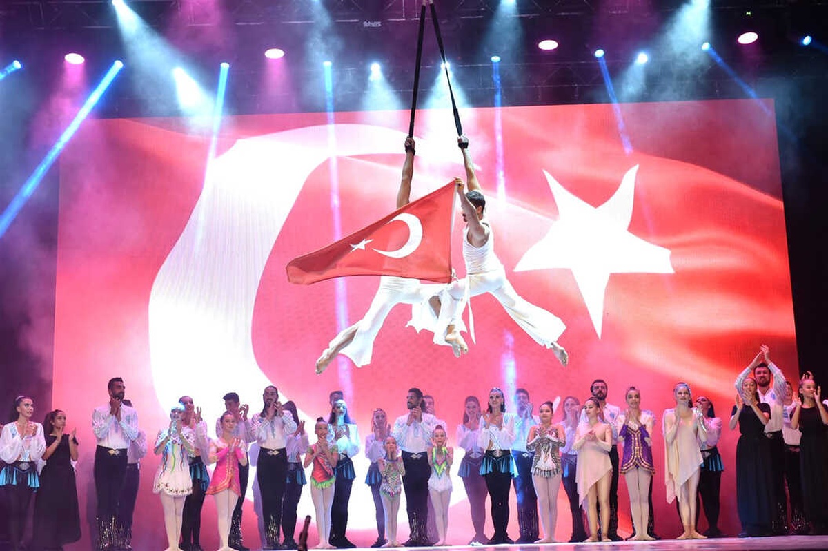 "Anadolu Ateşi" Dans Topluluğu Harbiye Açıkhava\'yı Yaktı!