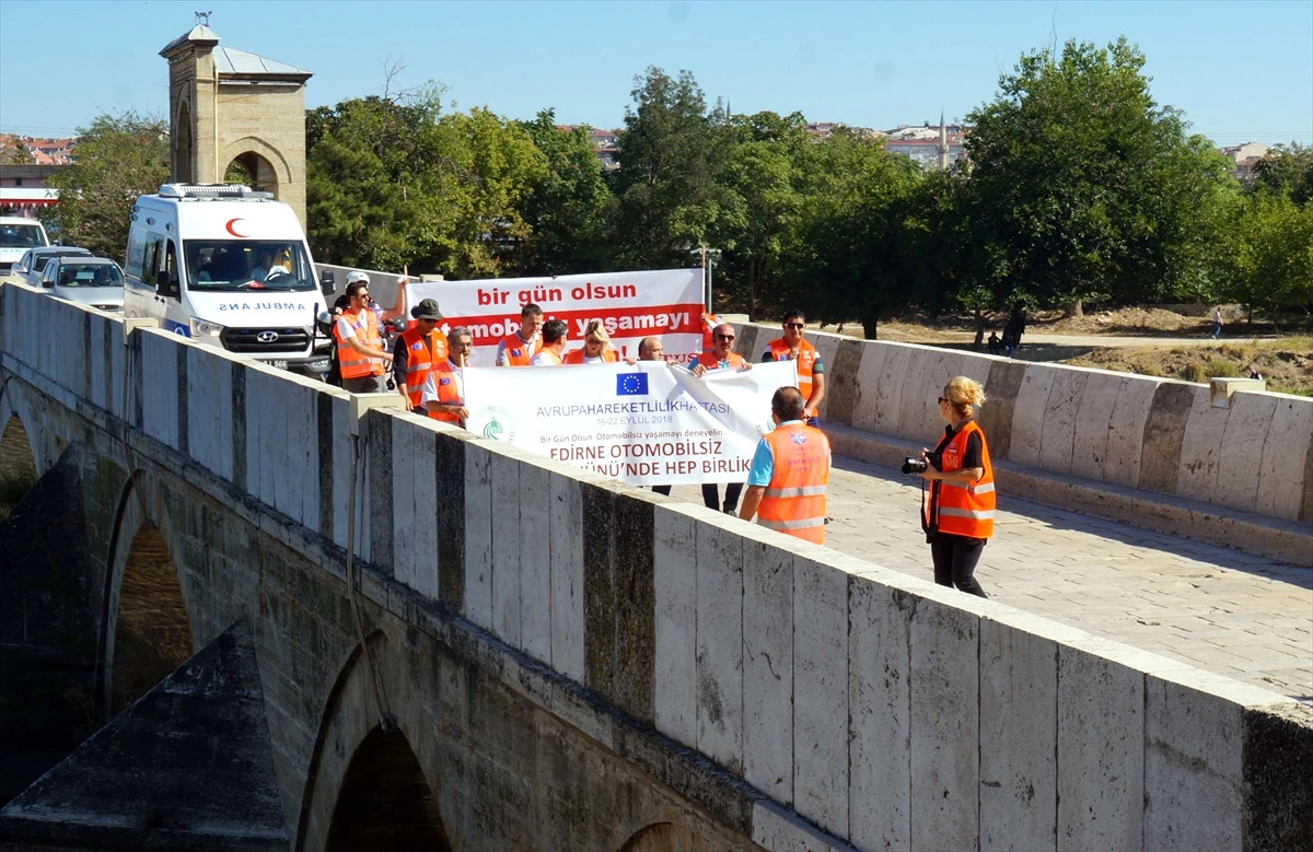 Araçlarını Bırakıp Yürüdüler