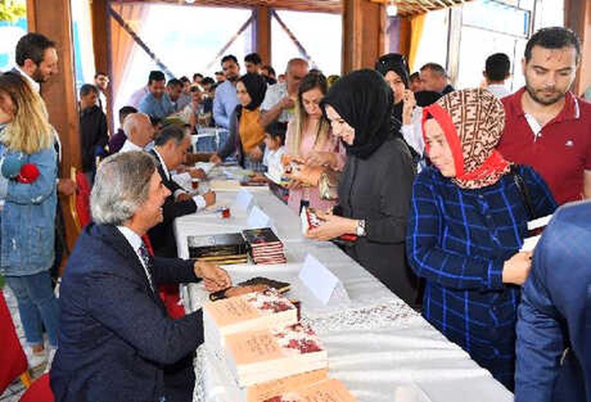 Başkan Demircan Sancaktepe Kitap Fuarı\'nda Okuyucularıyla Buluştu