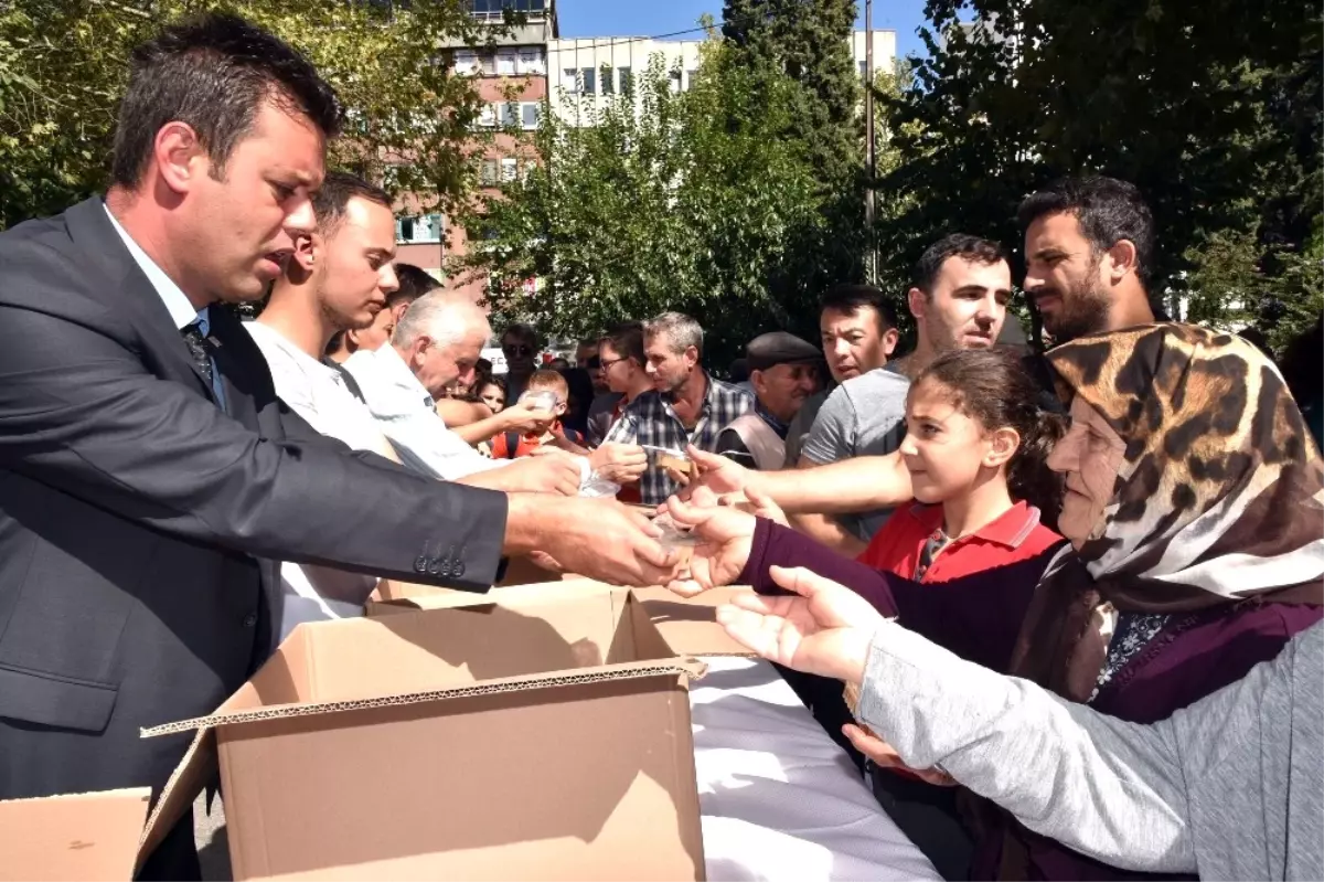 Başkan Sarıkurt, Vatandaşlara Aşure İkram Etti