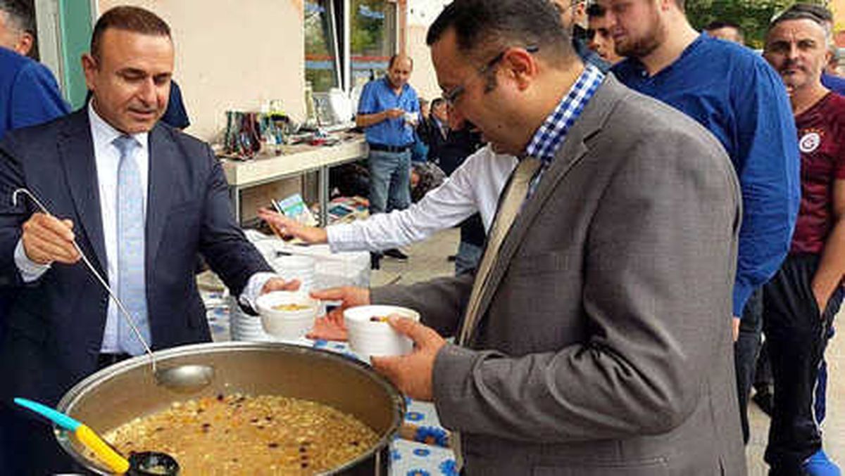 Başkonsolos Camide Aşure Dağıttı