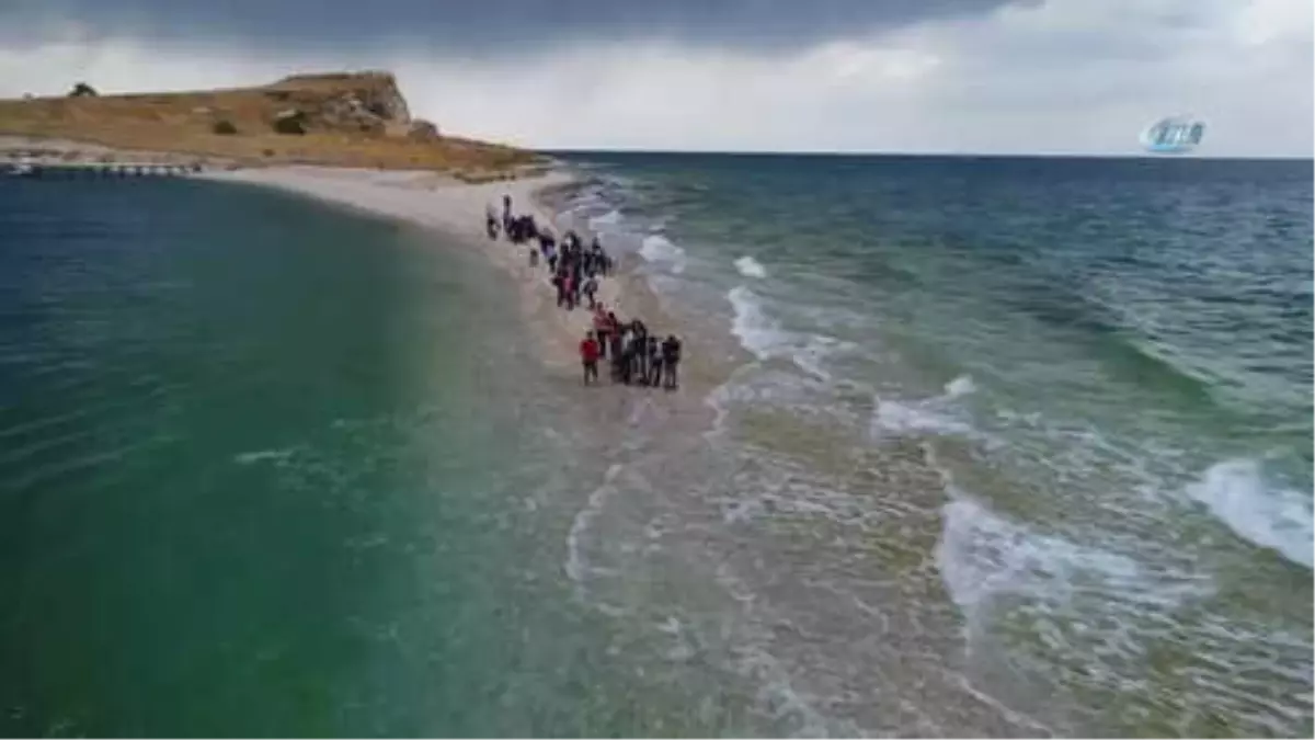 Çarpanak Adası\'na Antik Yoldan Su Altı Yürüyüşü