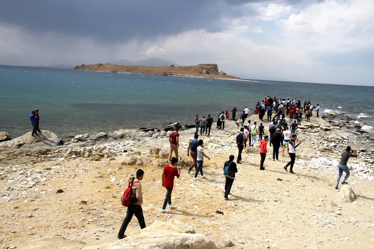 Çarpanak Adası\'na Antik Yoldan Yüzerek Ulaştılar