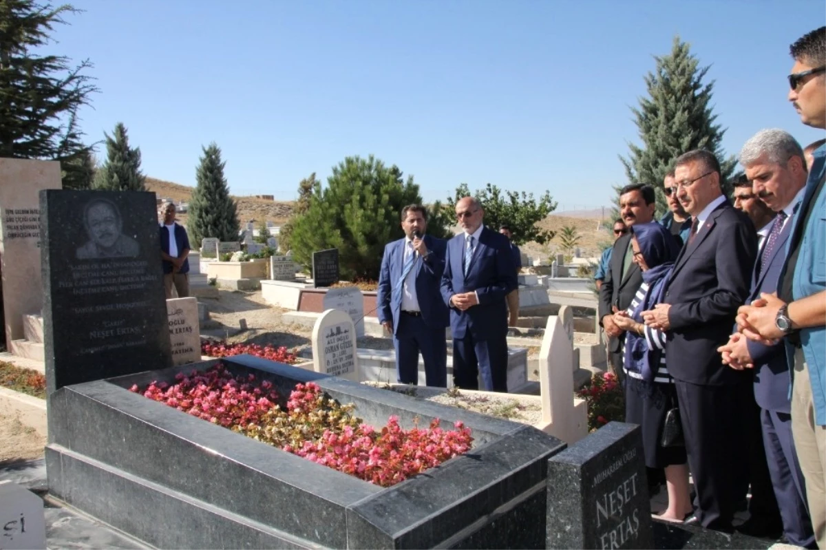 Cumhurbaşkanı Yardımcısı Oktay ve AK Parti Teşkilatı, Neşet Ertaş\'ın Mezarını Ziyaret Etti