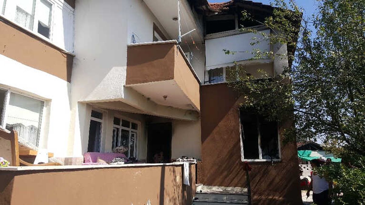 Düzce\'de Çıkan Yangında Evin Bir Odası Kullanılmaz Hale Geldi