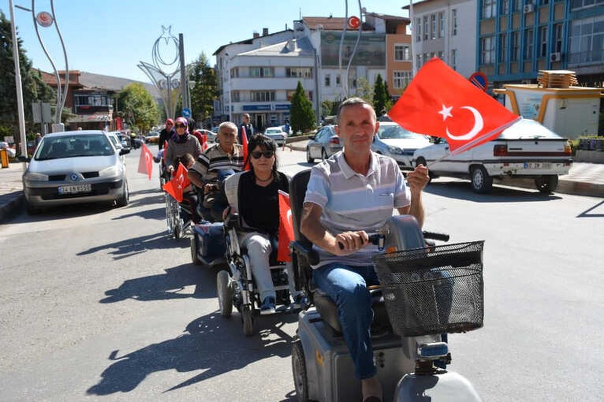 Engelli Araçlarıyla Konvoy Oluşturup Şehir Turu Attılar