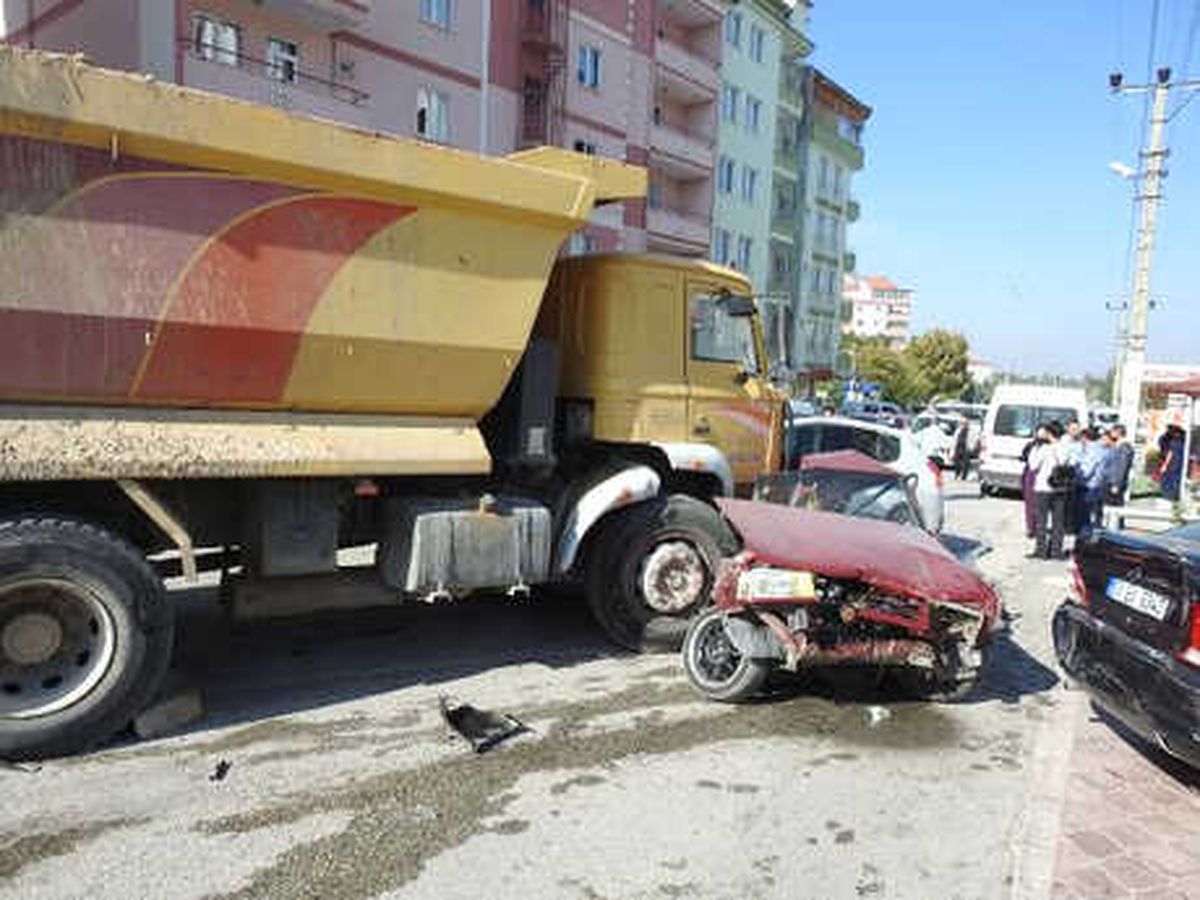 Freni Boşalan Kamyon, Park Halindeki 16 Otomobile Çarptı