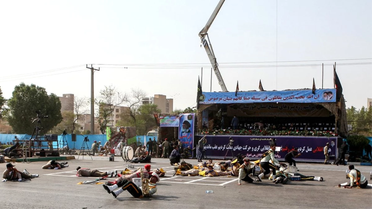 İran\'da Askeri Geçit Törenine Saldırı: Ölü ve Yaralılar Var