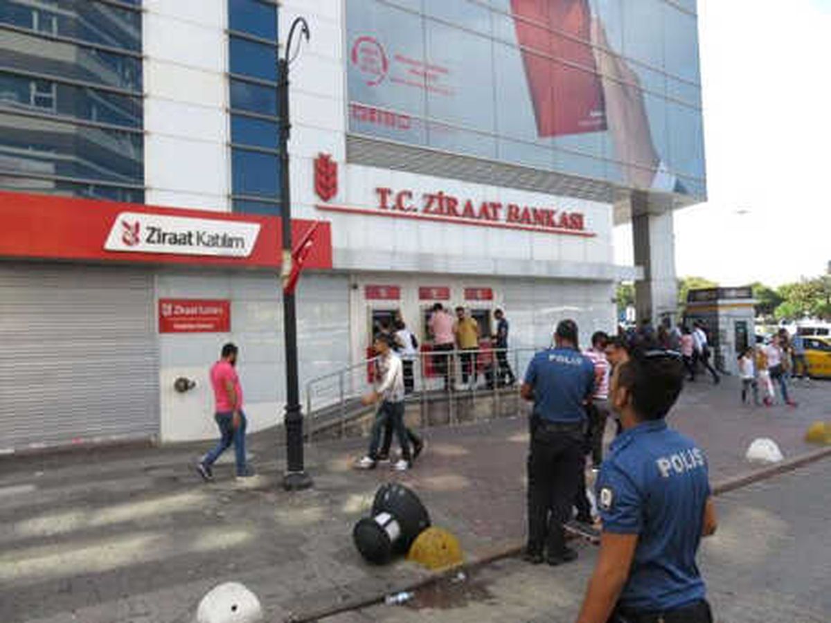 Kadıköy\'de İnanılmaz Olay: Üstüne Sokak Lambası Düştü (1)