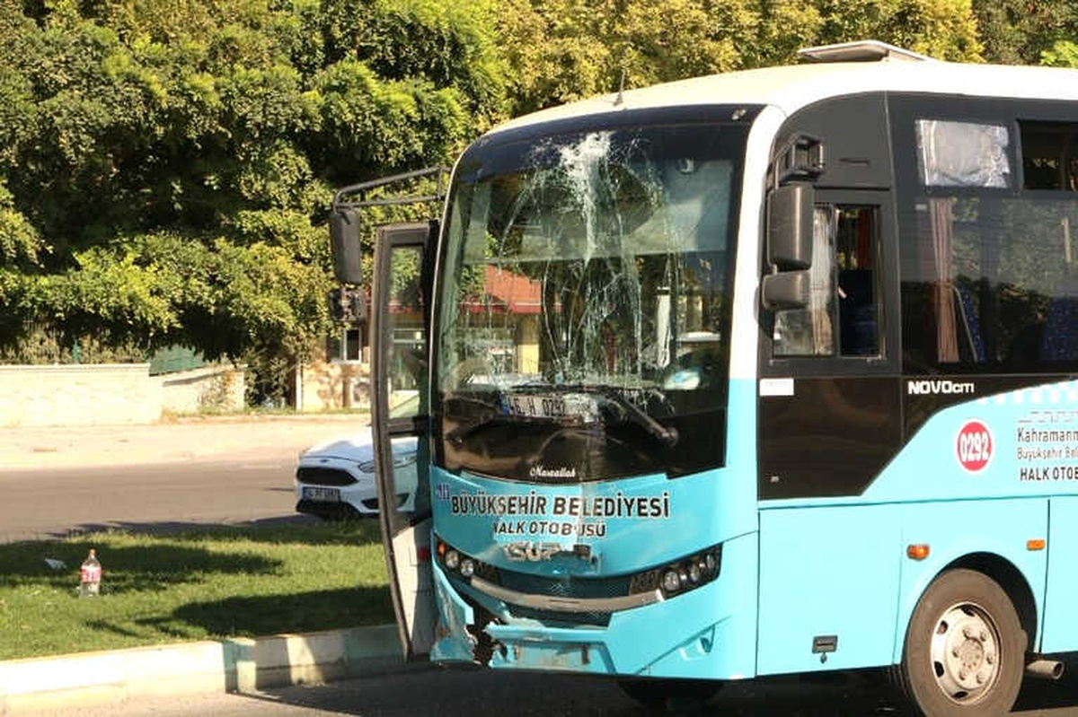 Kahramanmaraş\'ta Halk Otobüsleri Çarpıştı: 7 Yaralı