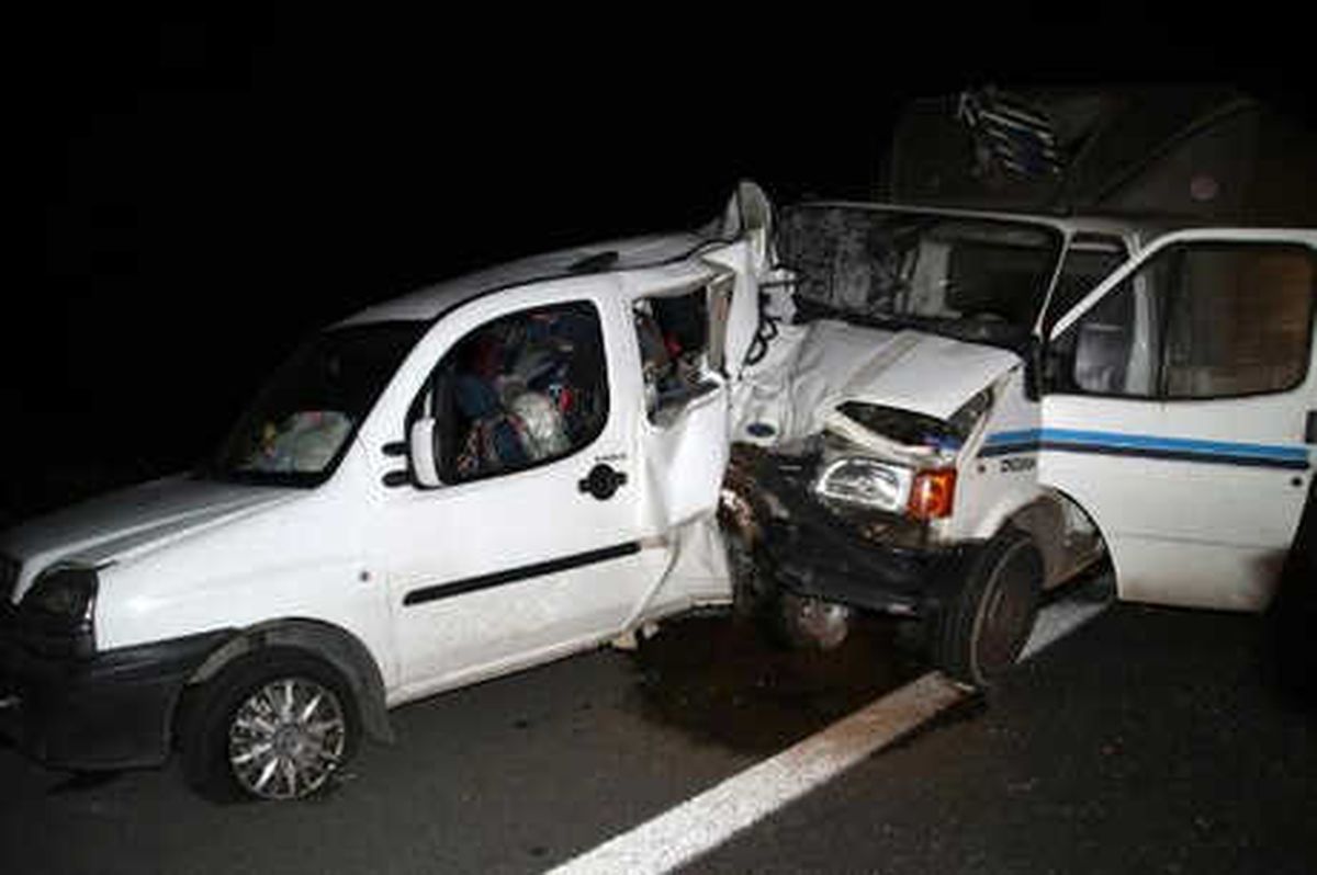 Kamyonet, Emniyet Şeridinde Duran Hafif Ticari Araca Çarptı: 5 Yaralı