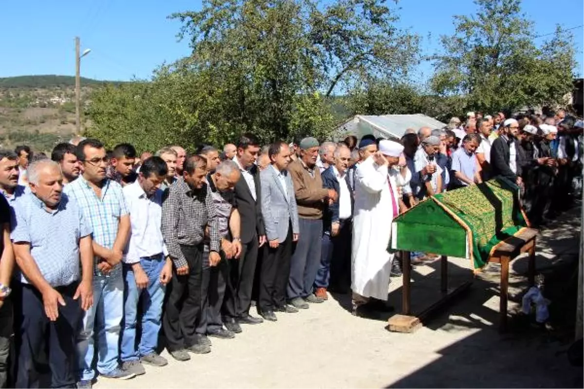 Kazada Ölen Öğretmen Bolu\'da Toprağa Verildi