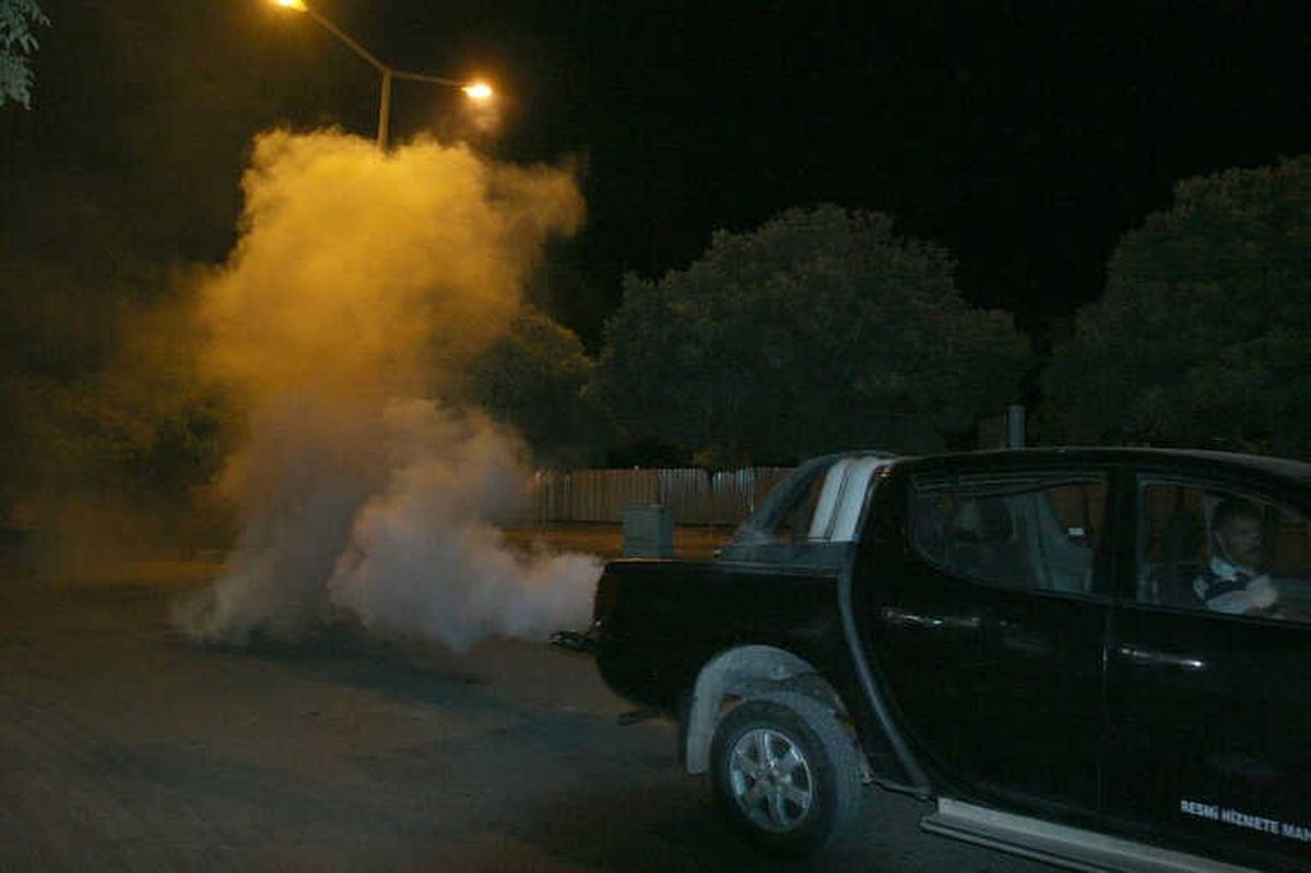 Kilis\'te İlaçlama Çalışmaları Gece de Devam Ediyor