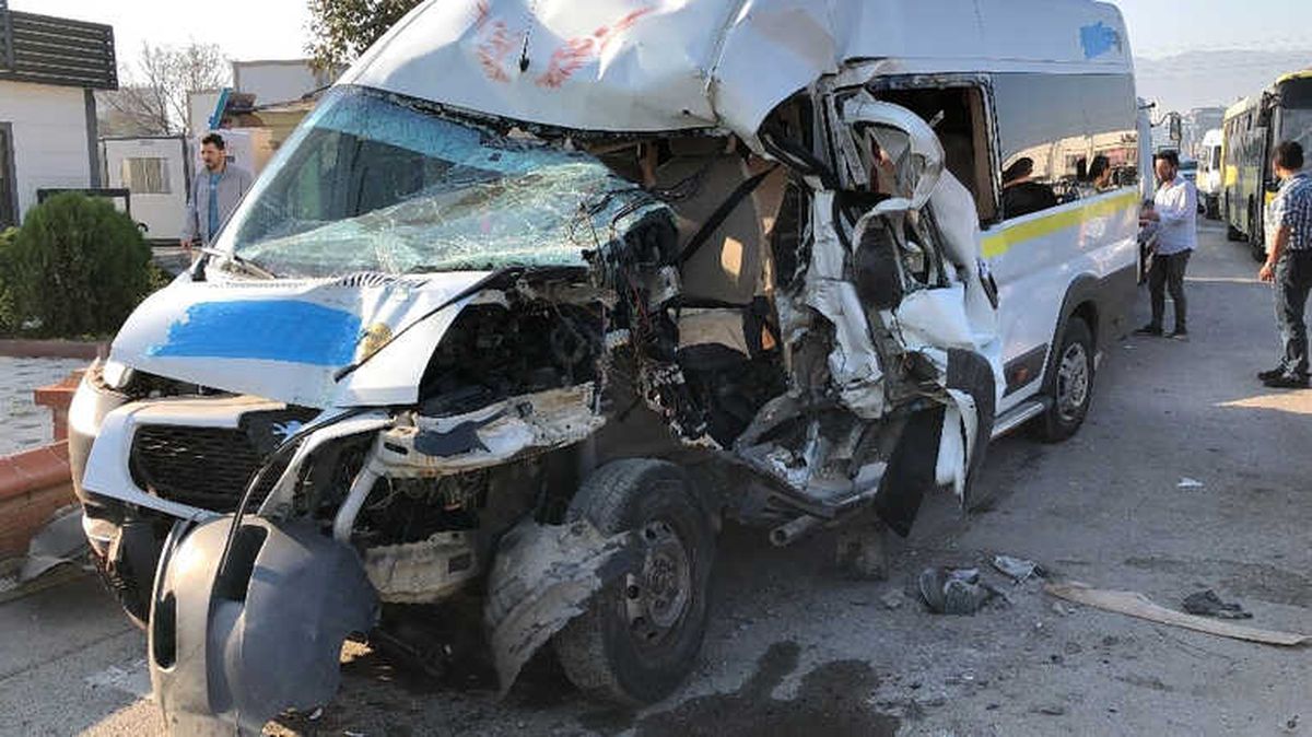 Kırmızı Işıkta Duramayan Servis Minibüsü 2 Araca Çarptı: 7 Yaralı