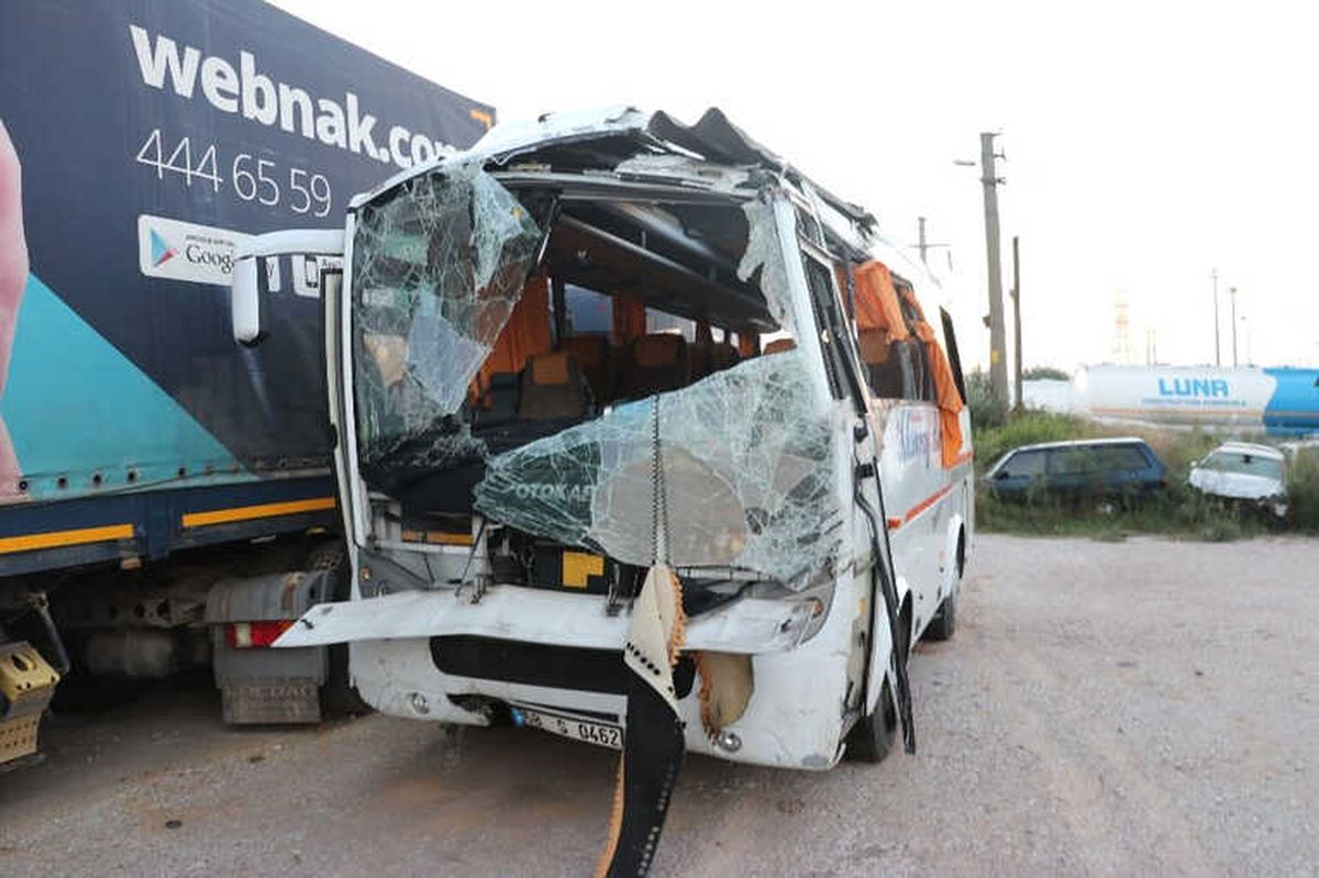 Kocaeli\'deki Öğrenci Servisi Kazasında Ölenlerin Kimlikleri Belirlendi