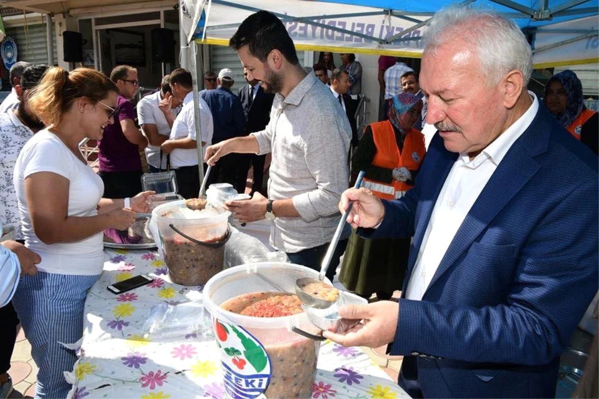 Lapseki Belediyesinden Aşure Dağıtımı