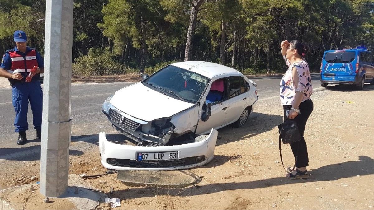 Manavgat\'ta Trafik Kazaları: 2 Yaralı