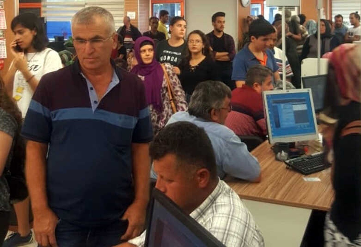 Öğrenciler 1 TL\'ye Ulaşım İçin Nüfus Müdürlüklerine Akın Etti