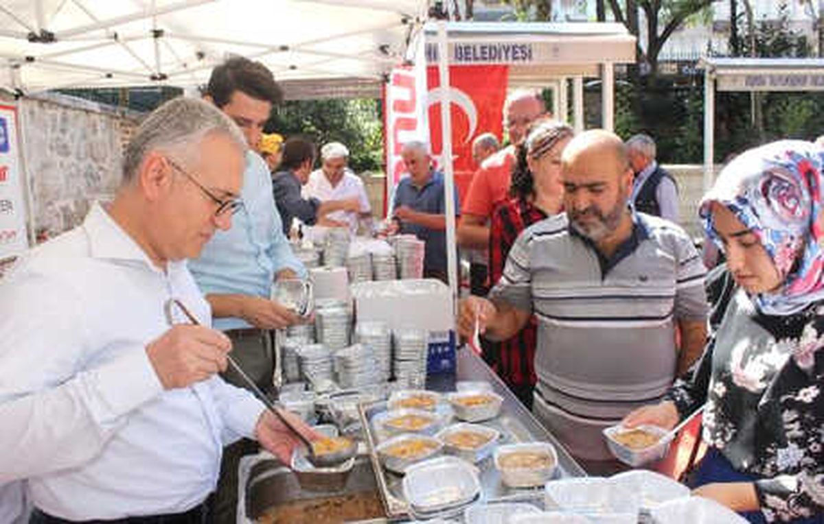 Onur Market, Bursa Ulu Cami Önünde Aşure Dağıttı