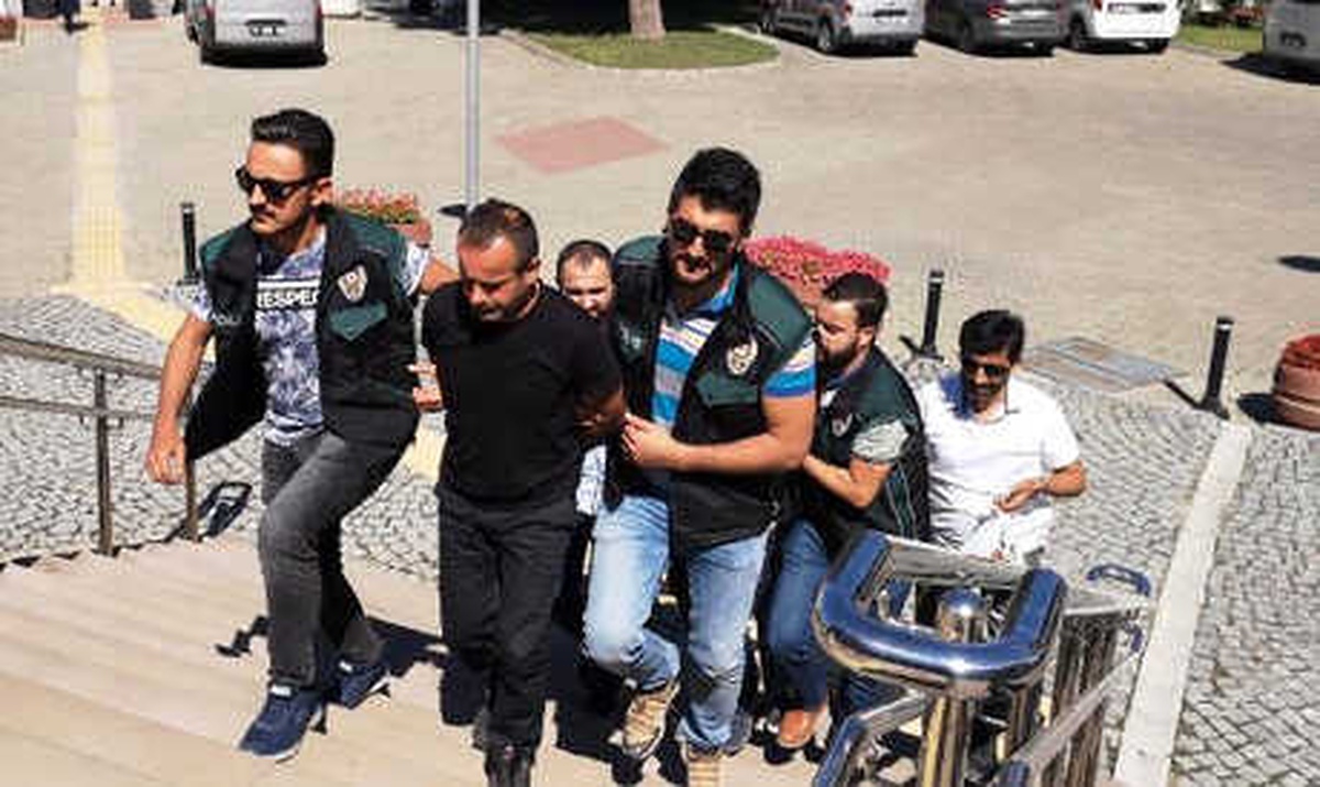 Otoparkta Alıcı Beklerken Yakalanan 2 Torbacı Tutuklandı