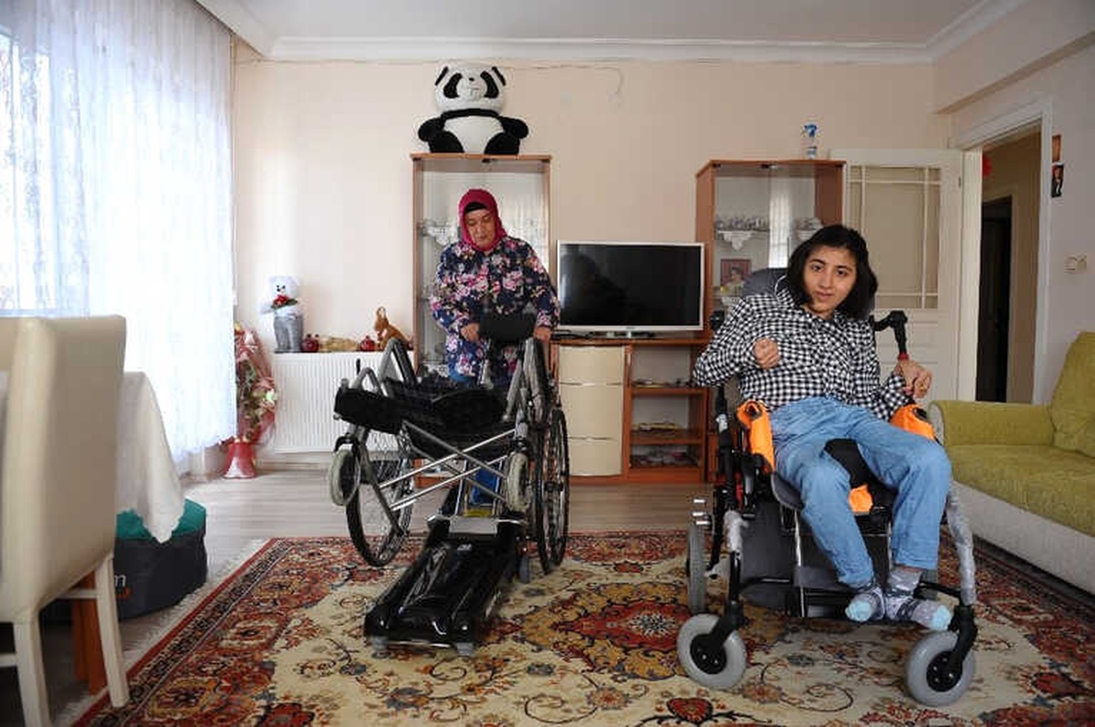 Komşusu Yüzünden Engelli Kızına Verdiği Sözleri Yerine Getiremiyor