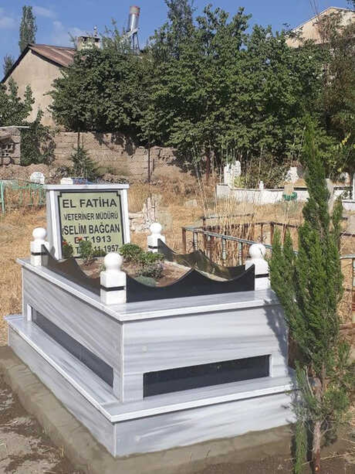 Selda Bağcan Babasının Mezarını Yaptırdı