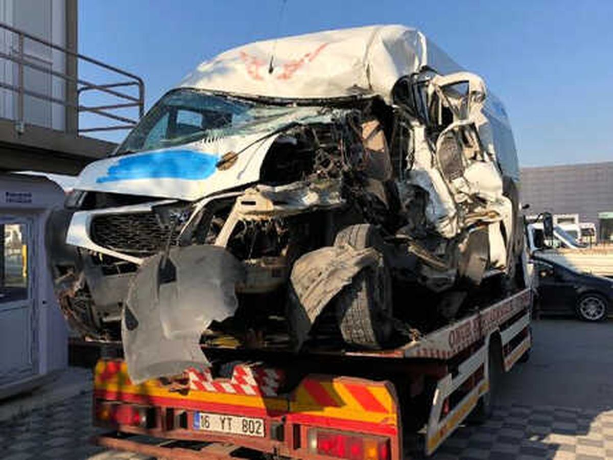Servis Minibüsü Kamyonete Çarpıp Devrildi: 7 Yaralı