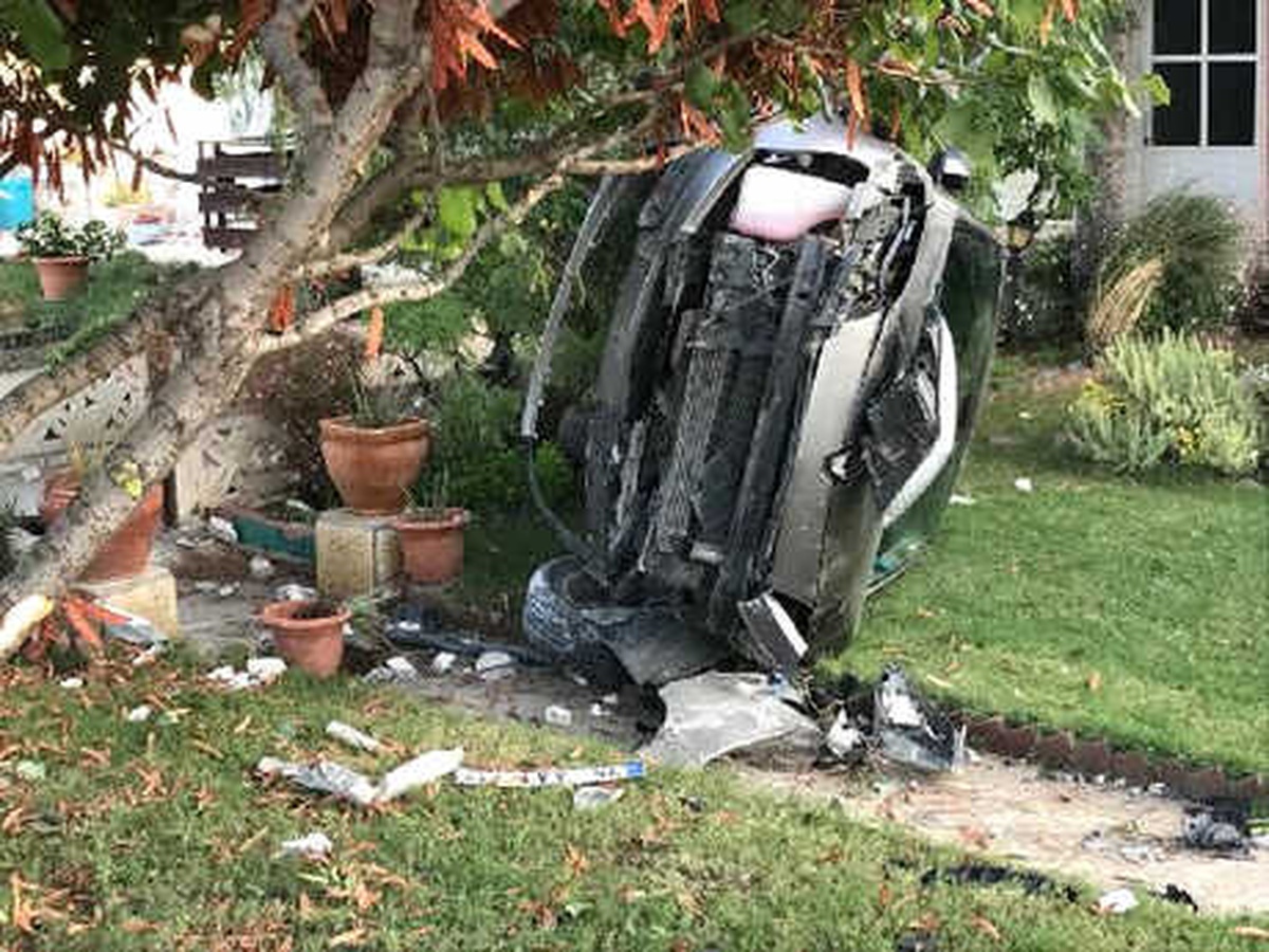 Takla Atan Otomobil, Yazlık Sitenin Bahçesine Girdi